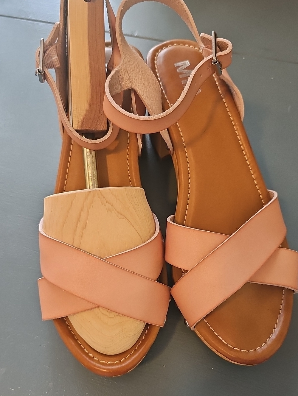 Women’s Tan Cross-Strap Ankle Strap Sandals. New with‎ No Box Size 7.5